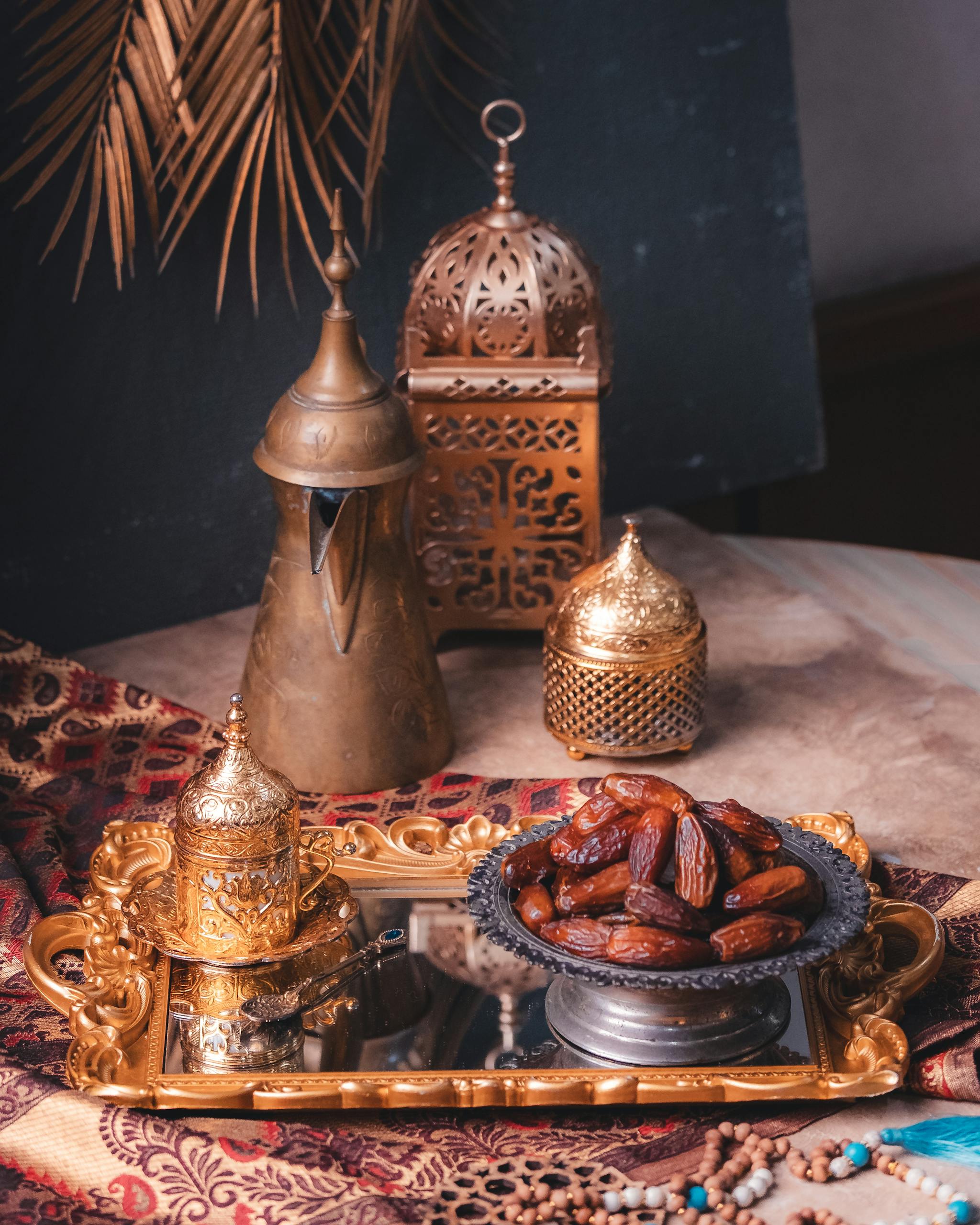 Ornate display of dates on a tray with Arabic lanterns in a traditional setting for Ramadan.